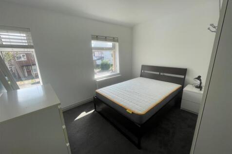 A bright and tidy double bedroom featuring a co...