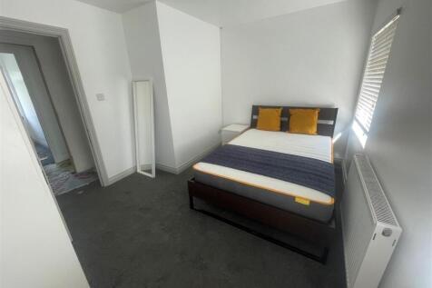 A neat and inviting double bedroom featuring a ...