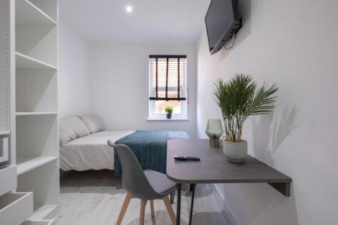 This beautifully designed double bedroom featur...