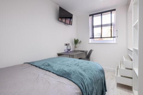 A cozy double bedroom featuring a comfortable b...