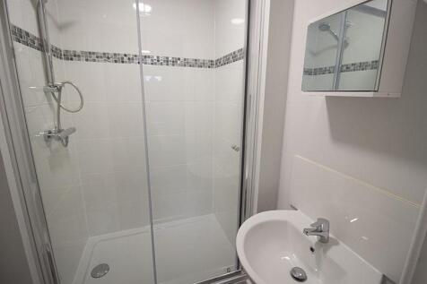 Bright and modern bathroom suite featuring a cl...