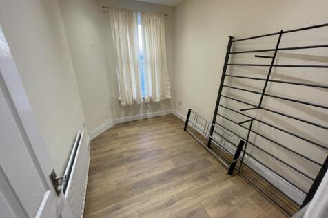A tidy room with good lighting, perfect for sto...