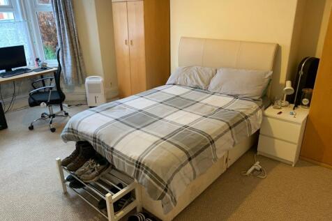 This inviting double bedroom features ample spa...