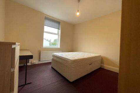 A simple and clean double bedroom featuring a l...