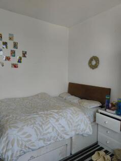 A cozy double bedroom featuring a comfortable b...