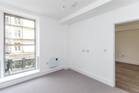 Bright and clean double bedroom featuring a lar...