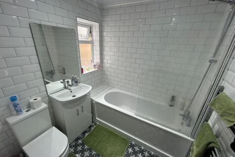 Bright and modern bathroom suite featuring a wh...