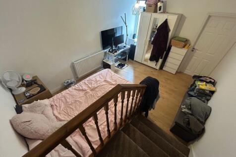 Cozy and well-kept bedroom featuring a single b...