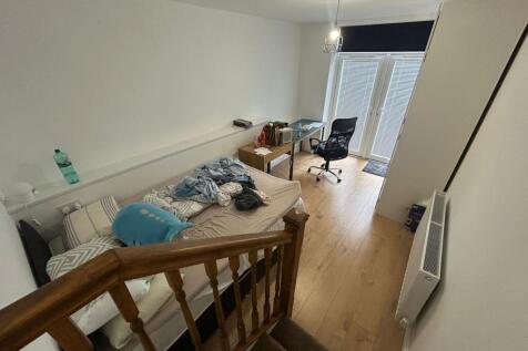 A compact and tidy single bedroom featuring a b...