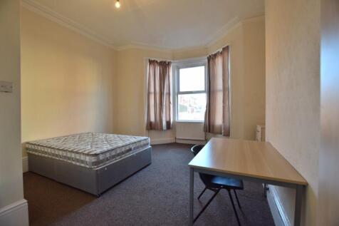 A tidy double bedroom featuring a comfortable d...