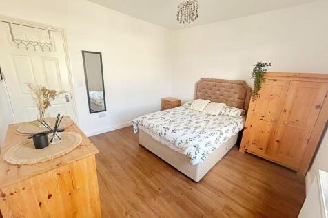 Bright and tidy double bedroom featuring a comf...