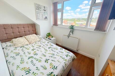 Bright and cozy double bedroom with a large win...