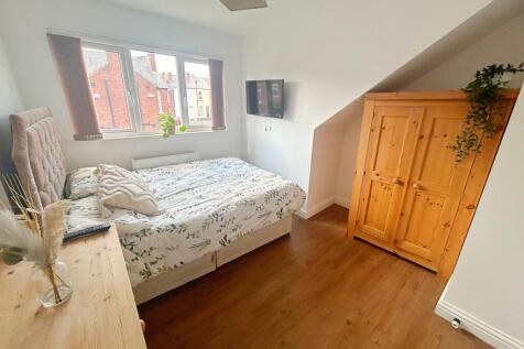 Bright and tidy double bedroom featuring a comf...