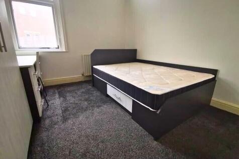 A neat and well-maintained single bedroom featu...