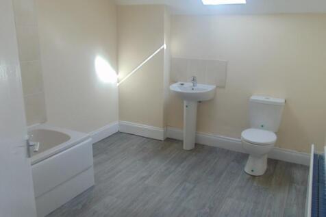 Bright and spacious bathroom suite featuring a ...