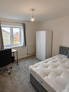 A neat and well-maintained double bedroom featu...