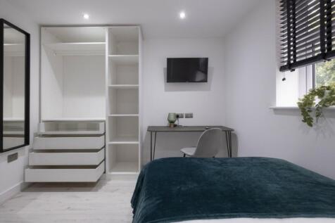 This charming double bedroom features a spaciou...