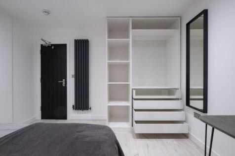 This beautifully designed double bedroom featur...