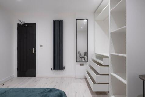 This stylish double bedroom features a modern d...