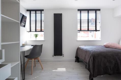 This inviting double bedroom features ample nat...