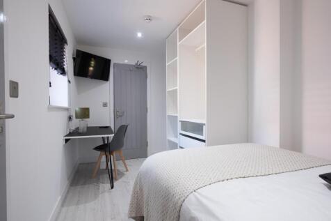 A cozy double bedroom featuring a comfortable b...