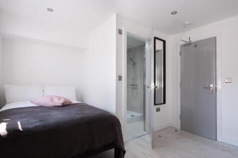 A cozy double bedroom featuring a comfortable b...