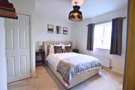 A cozy and well-maintained double bedroom featu...