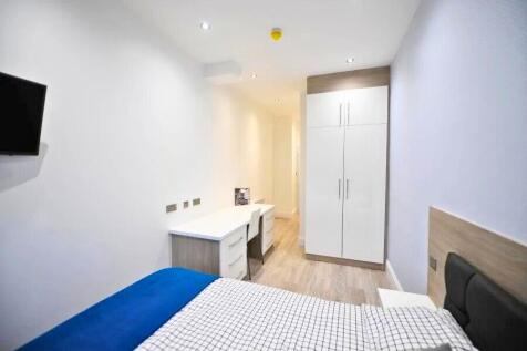 Bright and tidy single bedroom featuring a comf...