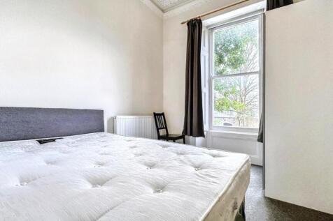 Bright and tidy double bedroom featuring a comf...