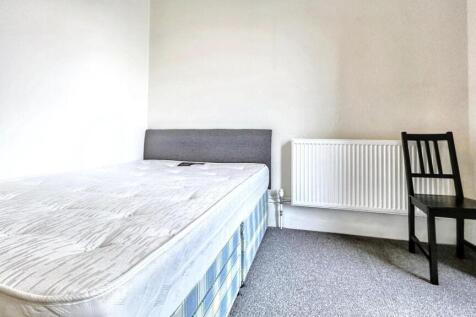 A simple and tidy single bedroom featuring a co...