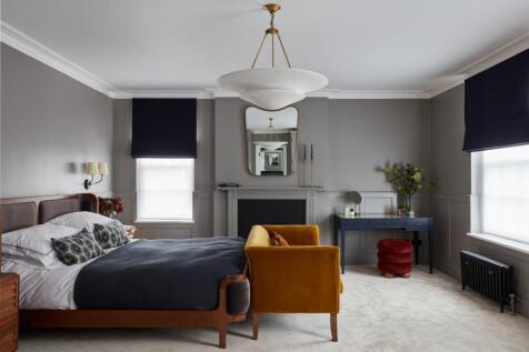A spacious and well-decorated large double bedr...
