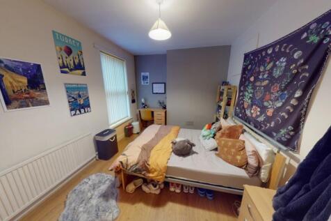 A cozy double bedroom featuring a comfortable d...