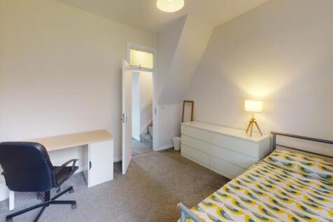A bright and tidy double bedroom featuring a co...