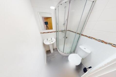 Bright and modern bathroom suite featuring a cu...