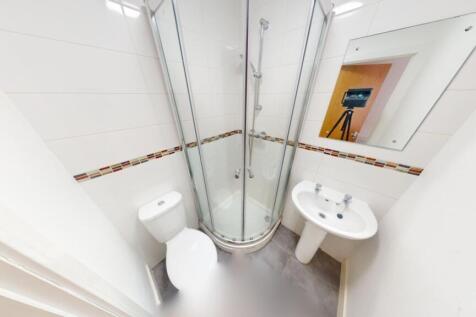 Bright and clean bathroom suite featuring a mod...