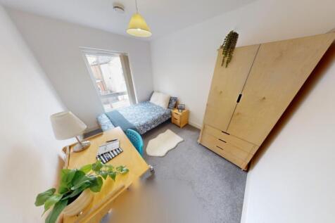 A bright and tidy single bedroom featuring a co...
