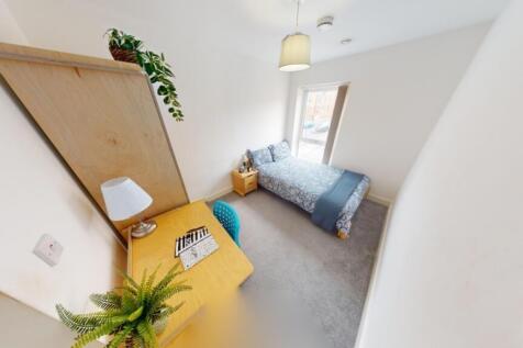 Bright and tidy single bedroom featuring a comf...