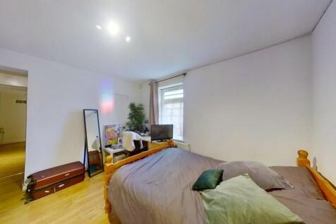 A cozy double bedroom featuring a comfortable b...
