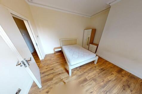 Bright and neat double bedroom featuring a comf...