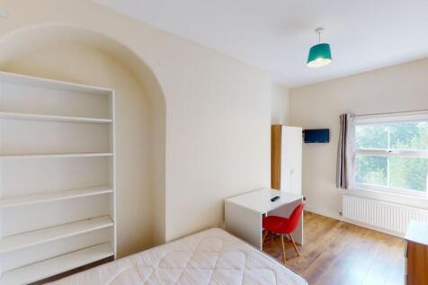 Bright and tidy single bedroom featuring a comf...