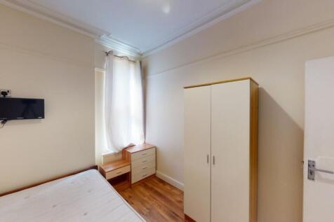 A bright and tidy single bedroom featuring a ne...