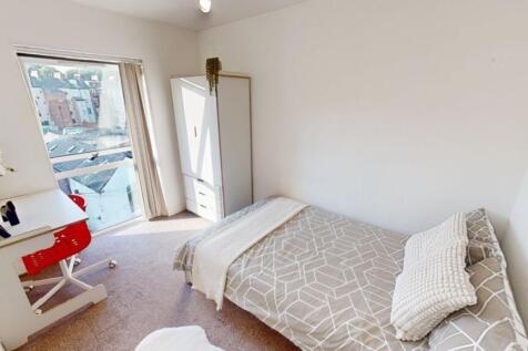 Bright and cozy single bedroom with a comfortab...