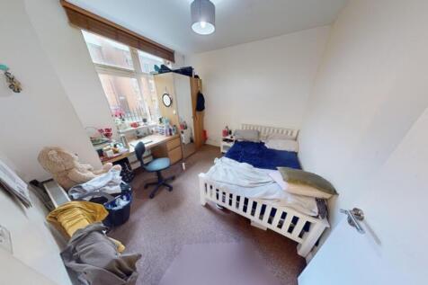 A cozy double bedroom with good natural light, ...