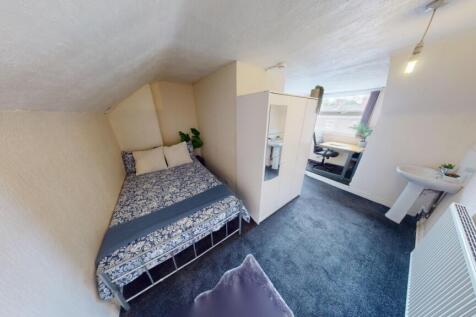 Bright and tidy single bedroom featuring a comf...