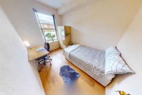 A bright and tidy single bedroom featuring a ne...