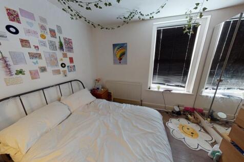 A cozy double bedroom featuring a comfortable d...