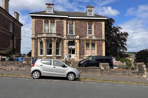A charming traditional terraced house with attr...