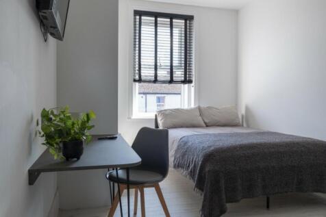 A cozy double bedroom featuring a comfortable b...