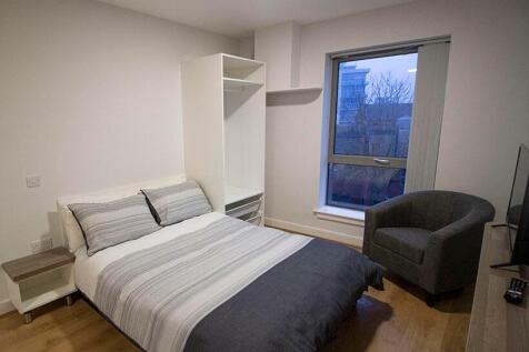 A neat and cozy double bedroom featuring a comf...