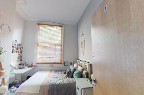 A bright and tidy double bedroom featuring a co...